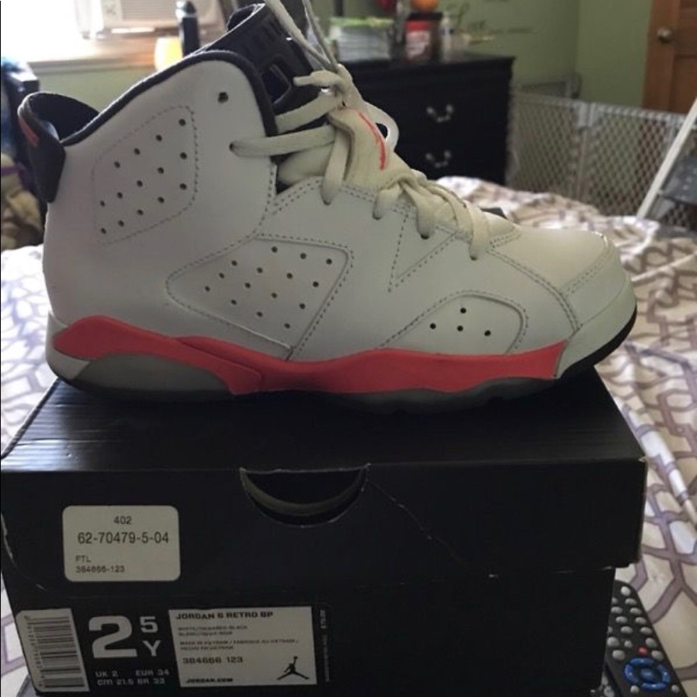 Jordan’s retro 6 size: 2.5 preschool - Picture 2 of 3